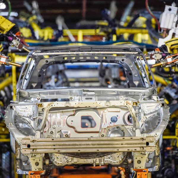 صنایع شیمیایی چسب زیپر - zipper glue | شرکت خودروسازی جنرال موتورز در خودروی اسپرت جدید اَکادیای خود از چسب استفاده کرده که باعث کاهش ۳۰۰ کیلوگرمی وزن آن شده است